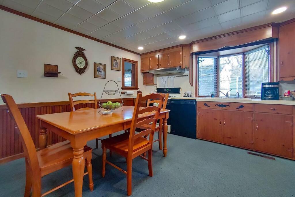 Huge Historic, W/Large Yard & Close To Beach Manistee Exterior photo