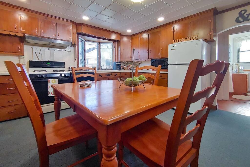 Huge Historic, W/Large Yard & Close To Beach Manistee Exterior photo